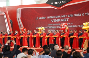 越南政府总理阮春福出席VinFast汽车制造厂落成典礼